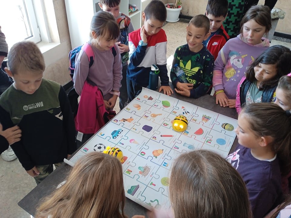 Близо 1500 български деца и ученици се включиха в забавно програмиране 
